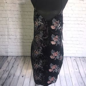 Velvet embroidered bodycon dress
